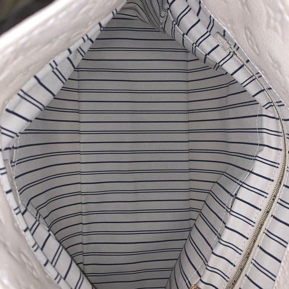 LOUIS VUITTON
WHITE MONOGRAM EMPREINTE ARTSY MM - Picture 6 of 6